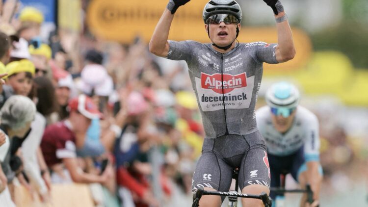 Jasper Philipsen triomphe dans un sprint de titans à Pau… Revivez la 13e étape