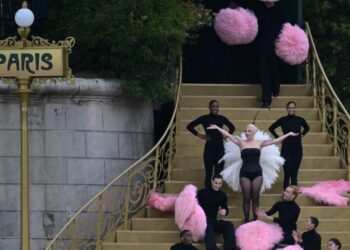 VIDEO : Lady Gaga enflamme l’ouverture des JO de Paris en reprenant « Mon truc en plumes » de Zizi Jeanmaire pour accueillir les premières délégations