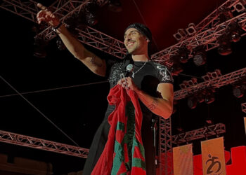 Un chanteur provoque un tollé à Essaouira : le drapeau marocain jeté par terre