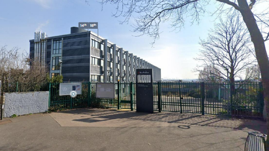 Port de l’abaya : trois personnes jugées pour menaces de mort contre une proviseure du Val-de-Marne Port de l’abaya : trois personnes jugées pour menaces de mort contre une proviseure du Val-de-Marne