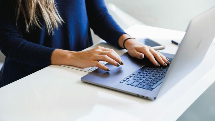 Apple paierait moins les femmes que les hommes dans son groupe, selon deux plaignantes