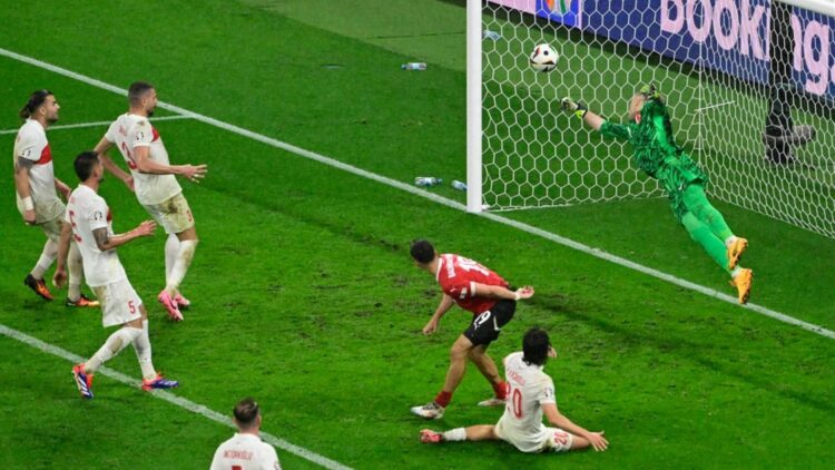 « Quand vous avez Gordon Banks en face… » : Günok, l’arrêt du tournoi « Quand vous avez Gordon Banks en face… » : Günok, l’arrêt du tournoi