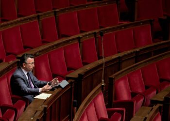 Roanne : « C’est une race qui aime la chaleur et le beau temps », le maire LR épinglé après ses propos racistes