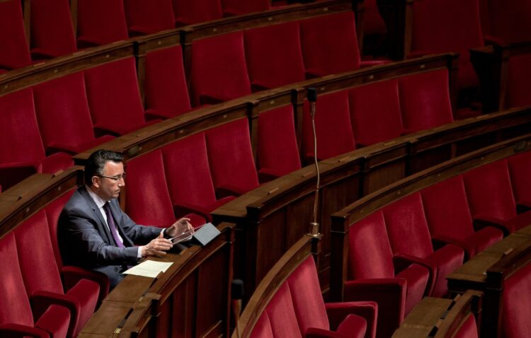 Roanne : « C’est une race qui aime la chaleur et le beau temps », le maire LR épinglé après ses propos racistes Roanne : « C’est une race qui aime la chaleur et le beau temps », le maire LR épinglé après ses propos racistes