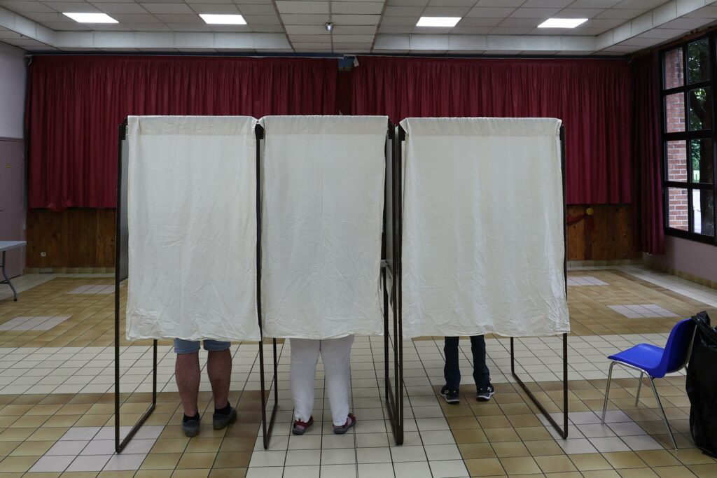 «Faire barrage, d’accord, mais barrage à quoi ?» : le choix cornélien des électeurs centristes face au deuxième tour des législatives «Faire barrage, d’accord, mais barrage à quoi ?» : le choix cornélien des électeurs centristes face au deuxième tour des législatives