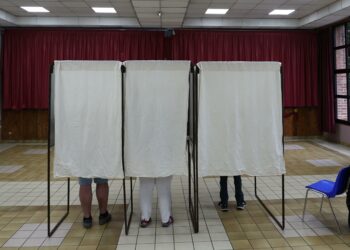 «Faire barrage, d’accord, mais barrage à quoi ?» : le choix cornélien des électeurs centristes face au deuxième tour des législatives