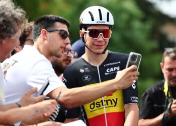 En pleine étape du Tour de France, deux coureurs pronostiquent le résultat de France-Belgique