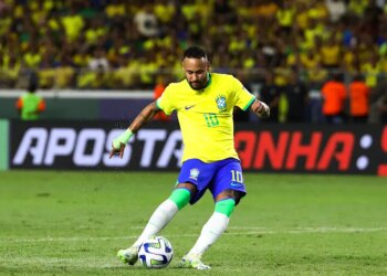 Neymar surprend en achetant des maillots du Brésil à des vendeurs de rue