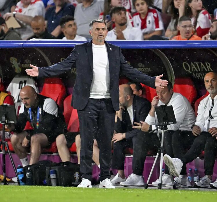 Willy Sagnol énervé : « Je pense qu’il y a eu une coupure d’électricité dans le bus du VAR ».