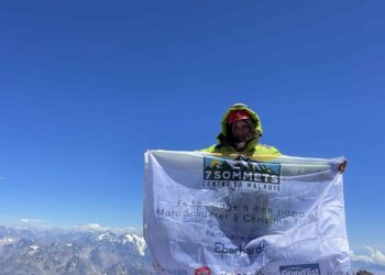 Constance gravit les 7 sommets les plus hauts du monde en hommage à son papa