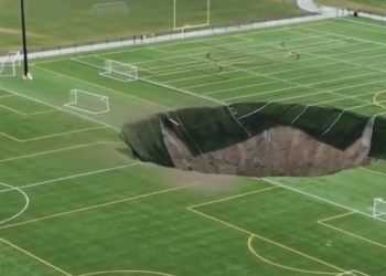 Aux USA, un énorme gouffre se creuse en plein milieu de terrain de foot