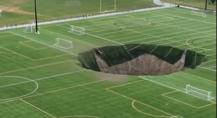 Aux USA, un énorme gouffre se creuse en plein milieu de terrain de foot