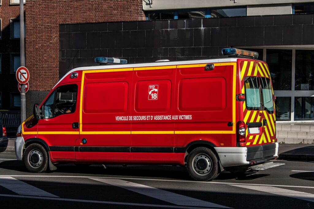 Paris : un homme jette ses deux enfants par la fenêtre et se suicide Paris : un homme jette ses deux enfants par la fenêtre et se suicide
