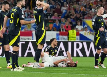 Euro 2024 : grosse inquiétude pour le Hongrois Varga, sorti sur civière après un violent choc