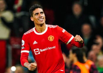 Manchester United : Varane ouvre la porte à Lens !