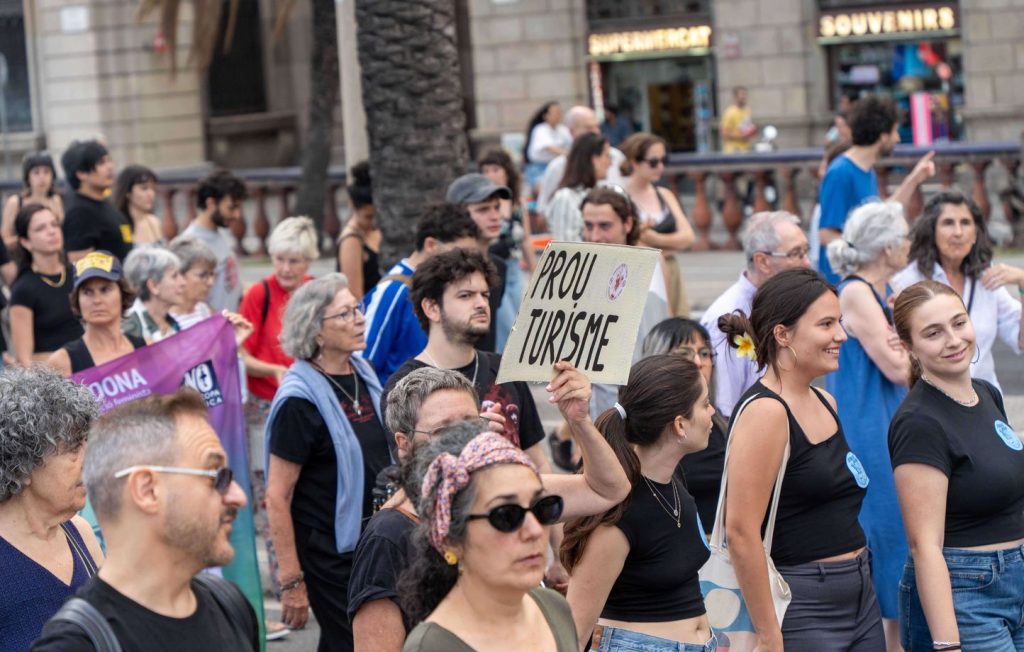 « Les touristes hors de nos quartiers » : A Barcelone, les Espagnols manifestent contre l’excès de visiteurs « Les touristes hors de nos quartiers » : A Barcelone, les Espagnols manifestent contre l’excès de visiteurs