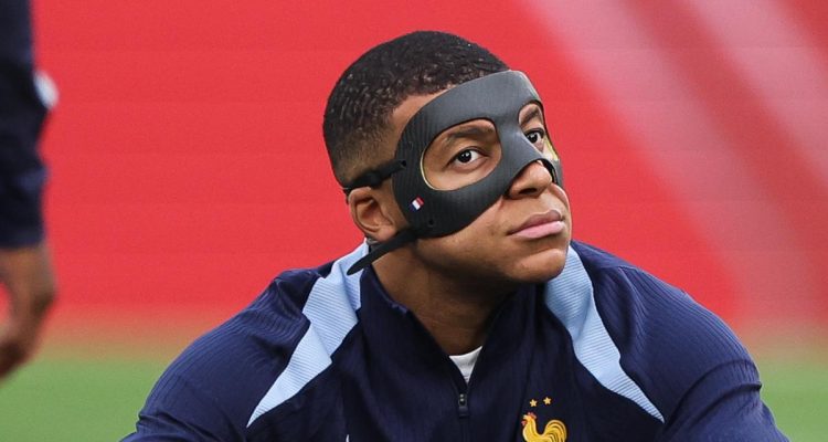 Equipe de France : un Kylian Mbappé masqué a affronté la réserve de Paderborn Equipe de France : un Kylian Mbappé masqué a affronté la réserve de Paderborn