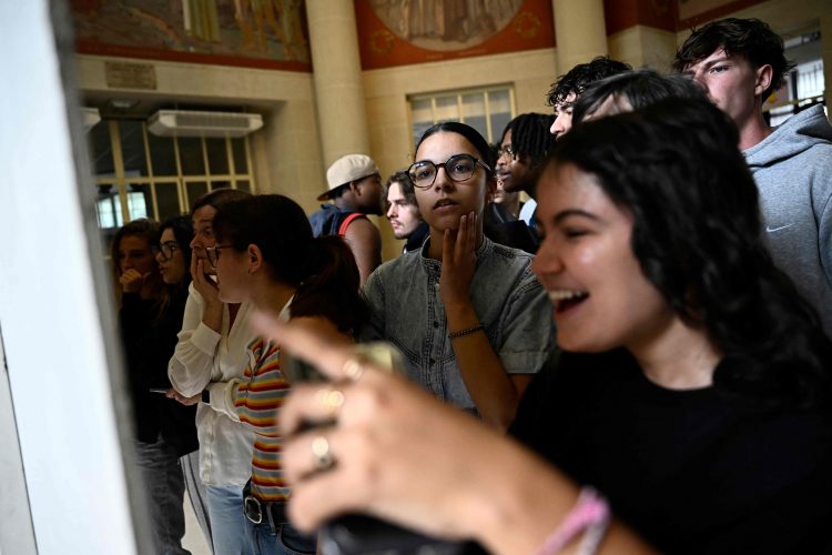Bac 2024 : au lendemain des législatives, les lycéens parisiens vivent une journée «forte en émotions»