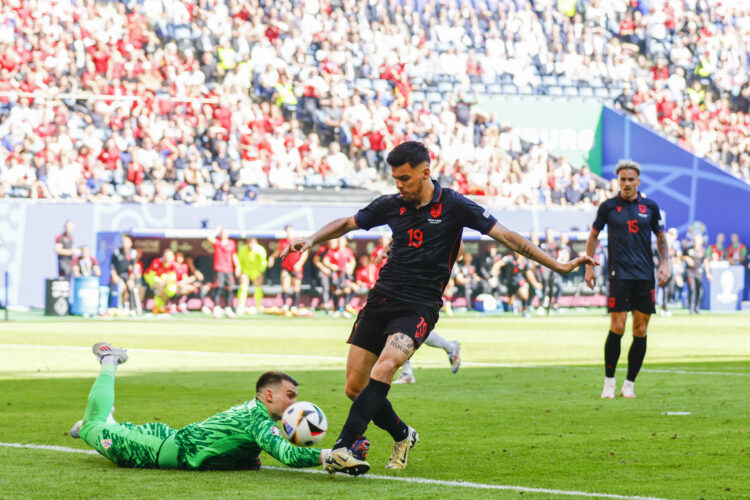 Un joueur albanais, Mirlind Daku, s’excuse après avoir insulté la Macédoine du Nord contre la Croatie Un joueur albanais, Mirlind Daku, s’excuse après avoir insulté la Macédoine du Nord contre la Croatie