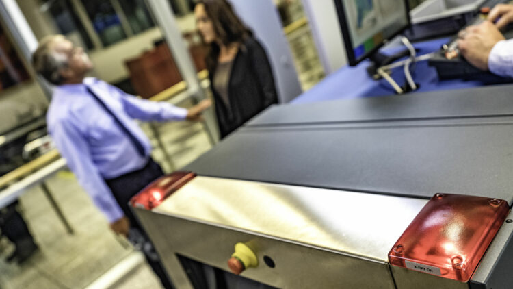 A Metz, une avocate privée de parloir à cause de son soutien-gorge A Metz, une avocate privée de parloir à cause de son soutien-gorge