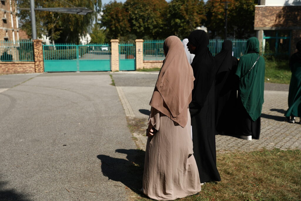 Port de l’abaya : une ex-lycéenne condamnée à quatre mois de prison avec sursis pour avoir posté des messages de haine en ligne après son exclusion Port de l’abaya : une ex-lycéenne condamnée à quatre mois de prison avec sursis pour avoir posté des messages de haine en ligne après son exclusion