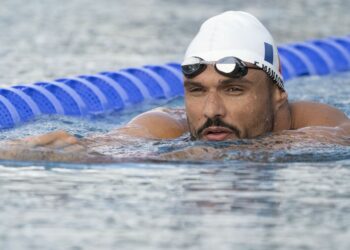 Laetitia Casta et Pharrell Williams illuminent la flamme à Saint-Denis