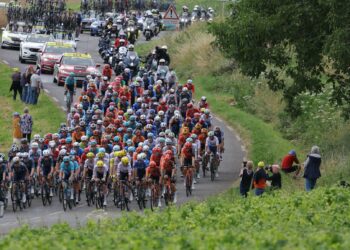 Le peloton impitoyable poursuit les échappés