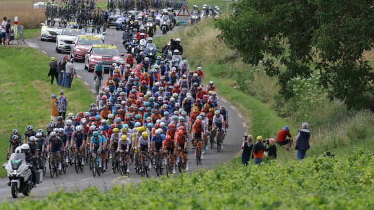 Le peloton impitoyable poursuit les échappés