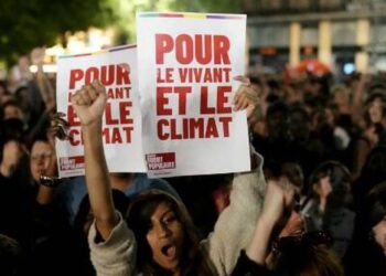 Des centaines de manifestants à Paris réclament un gouvernement de gauche aux élections législatives