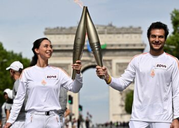 Explorez avec nous le parcours enflammé de la flamme olympique à travers Montmartre, le Moulin Rouge, et l’Arc de Triomphe!