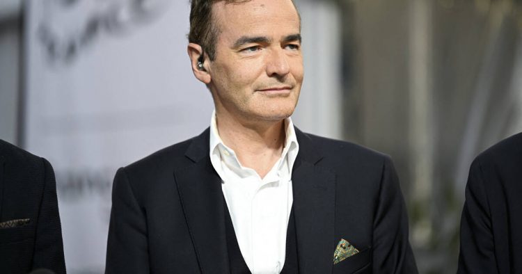 Franck Ferrand en tête du peloton poujadiste lors du Tour de France – Libération Franck Ferrand en tête du peloton poujadiste lors du Tour de France – Libération