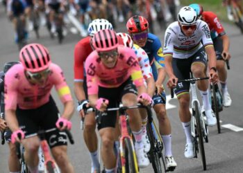 Abandon spectaculaire d’Ayuso, coéquipier de Pogacar, au début d’une étape explosive