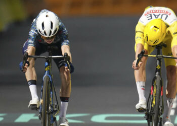 Jonas Vingegaard remporte un sprint épique contre Tadej Pogacar après un formidable effort Jonas Vingegaard remporte un sprint épique contre Tadej Pogacar après un formidable effort