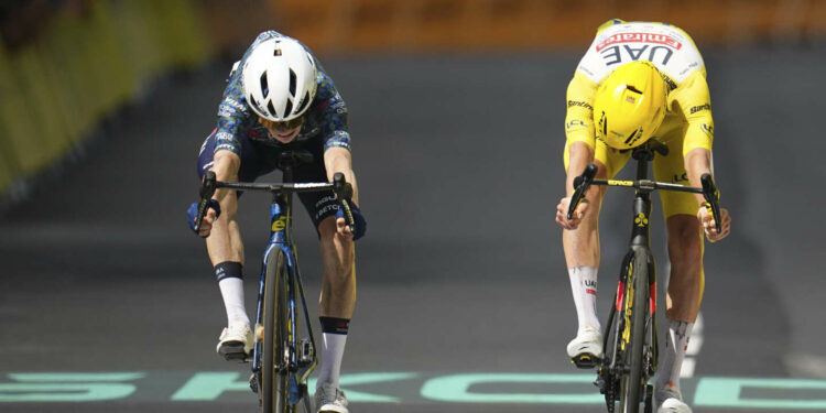 Jonas Vingegaard remporte un sprint épique contre Tadej Pogacar après un formidable effort Jonas Vingegaard remporte un sprint épique contre Tadej Pogacar après un formidable effort