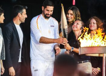 Le mystère du dernier porteur de la flamme olympique : Tony Estanguet dévoile tout ! Suivez l’actualité des Jeux olympiques avec nous