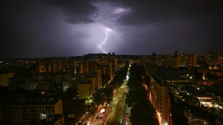 La préfecture de police met en garde les Franciliens contre les orages : « Faites preuve de la plus grande prudence La préfecture de police met en garde les Franciliens contre les orages : « Faites preuve de la plus grande prudence