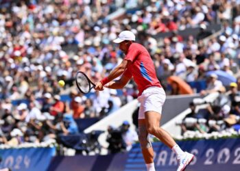 Le Serbe en balade… Assistez au match au sommet entre deux légendes du tennis