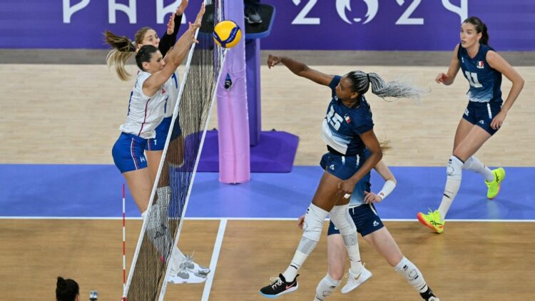 La défaite cinglante de l’équipe de France féminine face aux double championnes du monde en titre pour leur premier match olympique La défaite cinglante de l’équipe de France féminine face aux double championnes du monde en titre pour leur premier match olympique