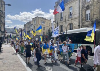 Marche de solidarité à Bordeaux : plus de 200 personnes se mobilisent en soutien à l’Ukraine