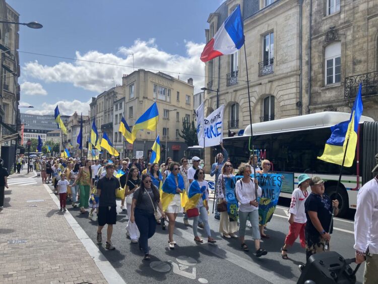 Marche de solidarité à Bordeaux : plus de 200 personnes se mobilisent en soutien à l’Ukraine