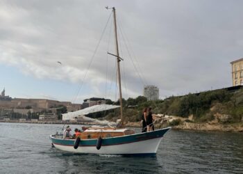 Exploration de Marseille à bord d’une barquette : redécouvrez la ville autrement Exploration de Marseille à bord d’une barquette : redécouvrez la ville autrement