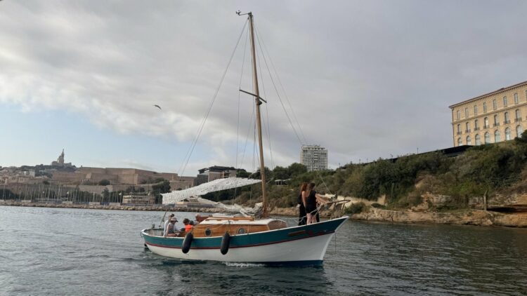 Exploration de Marseille à bord d&rsquo;une barquette : redécouvrez la ville autrement
