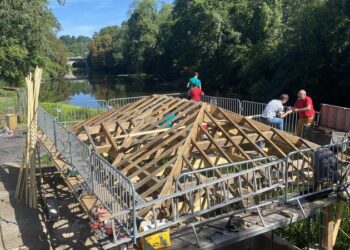 Découvrez comment onze jeunes saint-pierrais ont participé à la rénovation d’un lavoir classé monument historique lors de leur voyage à Nantes
