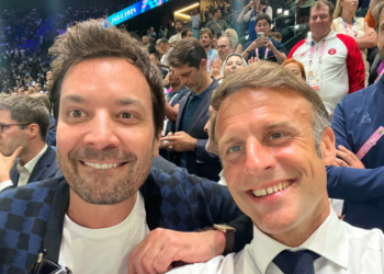 JO de Paris 2024 : « Les meilleurs amis ! » Emmanuel Macron, complicité et selfie avec une star américaine lors du match France – États-Unis JO de Paris 2024 : « Les meilleurs amis ! » Emmanuel Macron, complicité et selfie avec une star américaine lors du match France – États-Unis