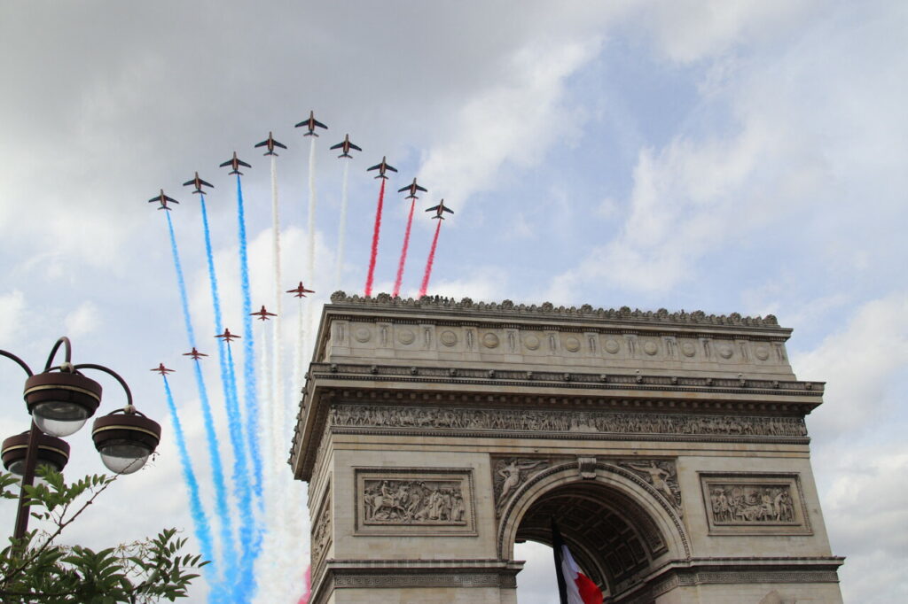 Les Alphajet de la Patrouille de France dans le ciel de Paris : ne manquez pas leur prochaine démonstration !