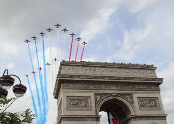 Les Alphajet de la Patrouille de France dans le ciel de Paris : ne manquez pas leur prochaine démonstration !