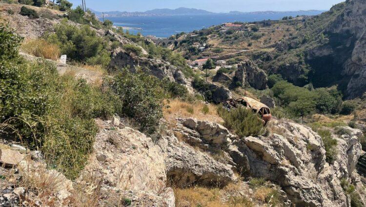 Défis de Marseille face aux décharges illégales : découverte du cimetière de voitures caché dans les collines de la Nerthe Défis de Marseille face aux décharges illégales : découverte du cimetière de voitures caché dans les collines de la Nerthe