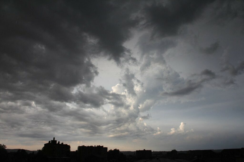 Alerte météo : Pluie et orages menaçants dans 24 départements en France ce samedi