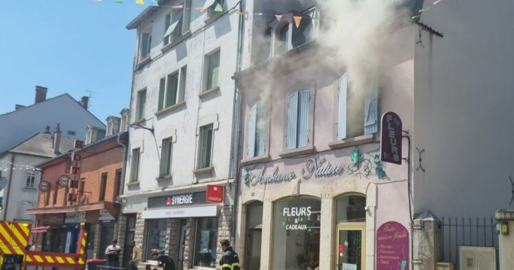 Incendie à Oyonnax : un logement ravagé par les flammes rue Anatole-France Incendie à Oyonnax : un logement ravagé par les flammes rue Anatole-France