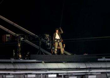 Tom Cruise, un acteur américain spectaculaire, descend du toit du stade de France pour prendre le drapeau olympique des mains de l’athlète américaine S. Biles lors de la cérémonie de clôture des Jeux Olympiques de Paris 2024 Tom Cruise, un acteur américain spectaculaire, descend du toit du stade de France pour prendre le drapeau olympique des mains de l’athlète américaine S. Biles lors de la cérémonie de clôture des Jeux Olympiques de Paris 2024